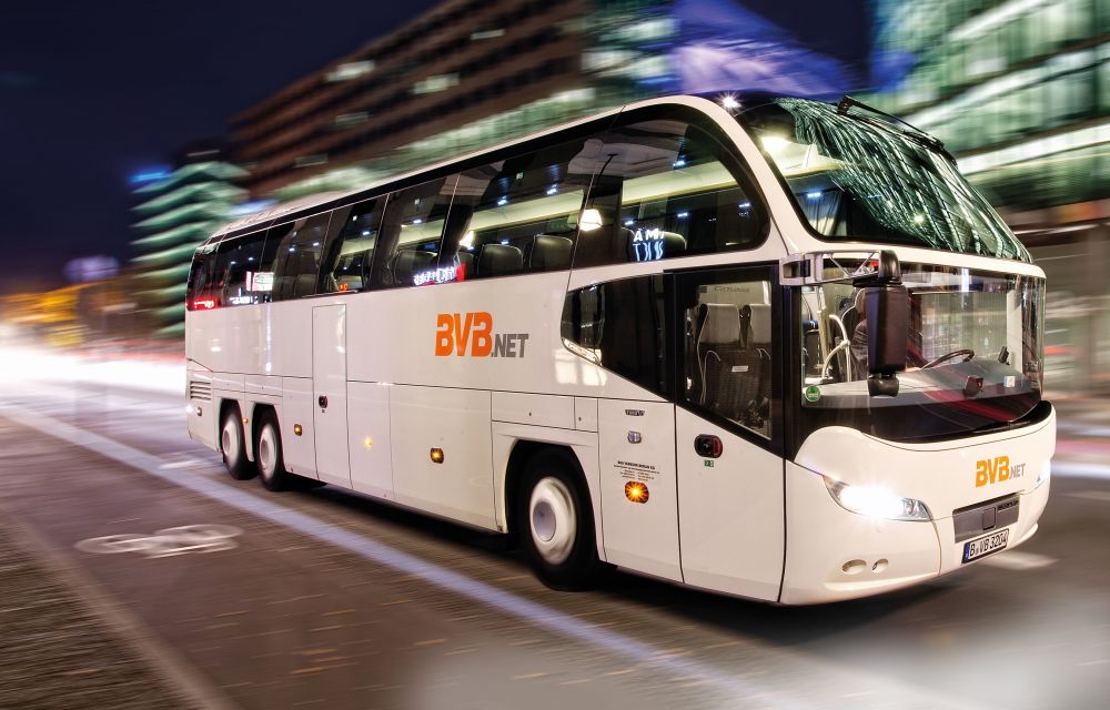 Ein Bus von BVB.net fährt bei Nacht auf der Straße