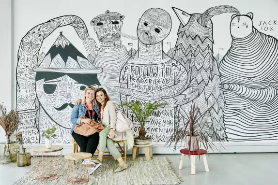 con|temporary weekends Berlin, Spaß auf der Art & Design Tour, zwei Frauen auf einer Bank