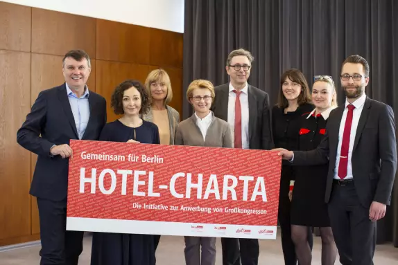Blog Berlin Meetings, hotel charter to attract major congresses in Berlin, group photo of the hoteliers