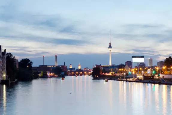 Blick von der Oberbaumbrücke auf die Spree Blick von der Oberbaumbrücke auf die Spree zur blauen Stunde