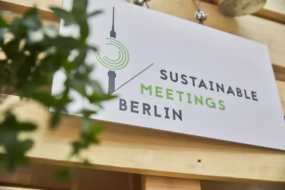 Schild mit Sustainable Meetings Berlin Logo