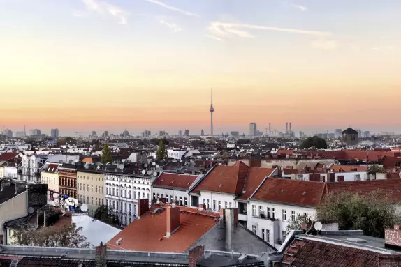 Berliner Skyline mit TV Turm bei Sonnenuntergang