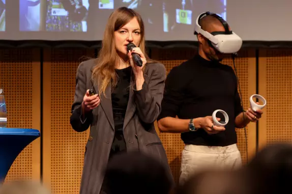   Loulia Isserlis with microfone and Dennis Lisk from Proof of Taste with VR goggles and controllers