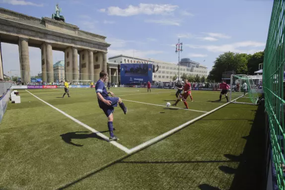 Foto: Fußballspieler auf Fanmeile am Brandenburger Tor