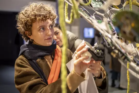 Foto: Frau experimentiert mit Iode auf Berlin Science Week
