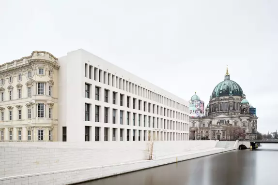 Ostfassade des Humboldt Forums und Berliner Dom