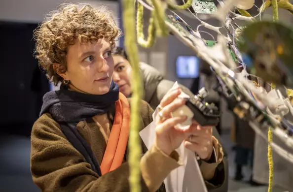 Foto: Frau experimentiert mit Iode auf Berlin Science Week