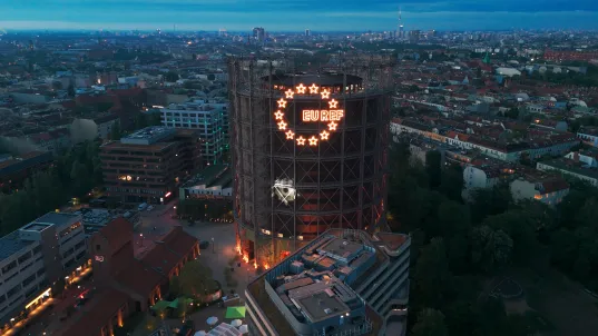 Das denkmalgerecht renovierte Gasometer des EUREF Campus in Schöneberg