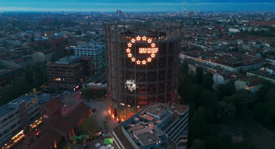 Das denkmalgerecht renovierte Gasometer des EUREF Campus in Schöneberg