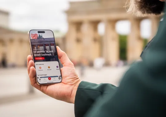 Examples of use Berlin WelcomeCard app in front of the Brandenburg Gate