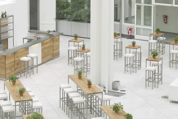 Eventausstattung, Eventwide Berlin, Foyer mit Loungemöbeln und Bar