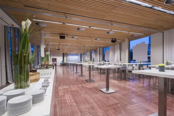 Meeting Guide Berlin Cafe Moskau Saal Almaty mit Stehtischen und Cateringbuffet