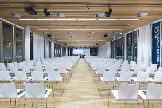Meeting Guide Berlin Cafe Moskau Saal in Reihenbestuhlung