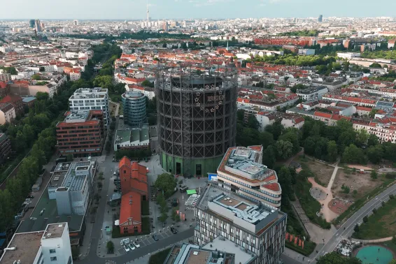 Drohnenaufnahme EUREF Campus mit Gasometer