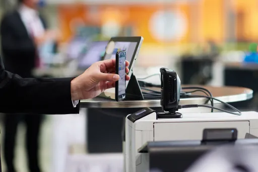 Scanner auf den eine Hand mit einem Smartphone gerichtet ist