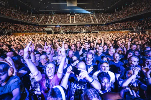 Es sind die Fans bei dem Konzert von Judas Priest in der Max-Schmeling-Halle zu sehen.