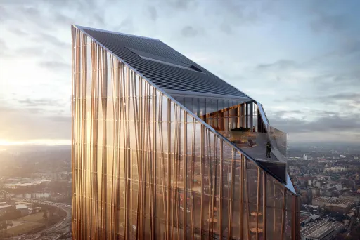 Modernes Hochhaus mit goldener Glasfassade im Sonnenuntergang, Stadt im Hintergrund.