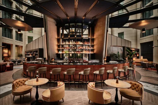 Ansicht der Atrium Bar im Radisson Blue Collection Hotel