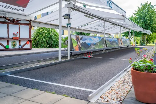 Überdachte Asphalt-Kegelbahn im Freien