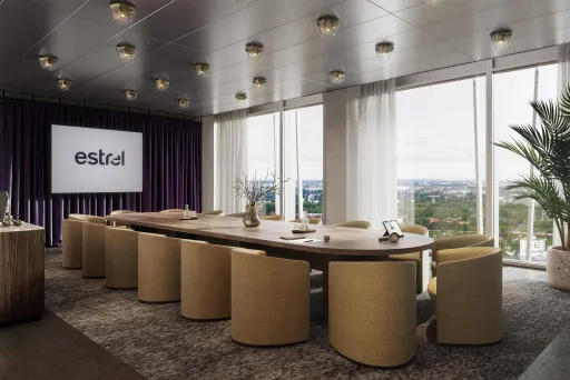 Moderner Konferenzraum mit großem Holztisch, beigen Stühlen und Panoramafenstern.