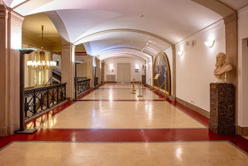 Blick in die historische Wandelhalle im 1. Obergeschoss