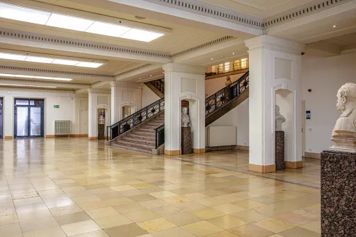 Blick in das historische Foyer im Erdgeschoss von der Loggia