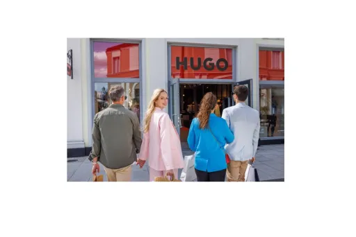 Vier Personen betreten gemeinsam ein HUGO-Geschäft.