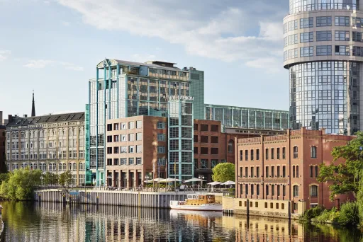 Moderne und historische Gebäude am Wasserufer bei Tageslicht