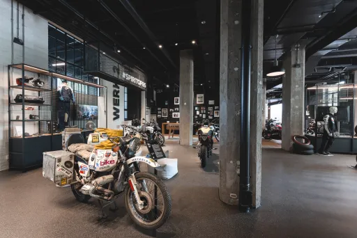 Modernes Motorradmuseum mit mehreren ausgestellten Motorrädern und Accessoires