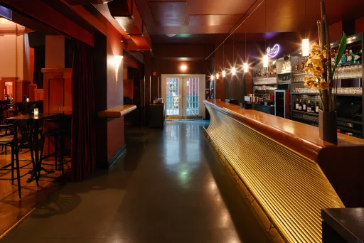 Blick auf den Eingang und ins Foyer des Chamäleon mit Bar zur rechten Seite und Saal links. 