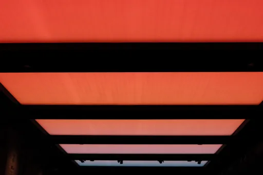 Programmierbare Lichtdecke im Hauptraum von CLINKER.