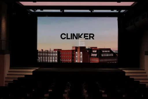 Blick auf Bühne und 4K LED-Wand im Hauptraum von CLINKER.