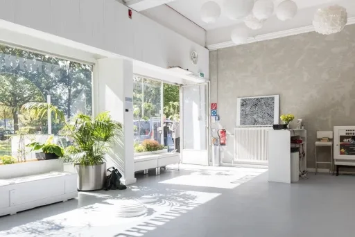 Heller, moderner Empfangsbereich der Forum Factory Berlin mit Pflanzen und großen Fenstern.