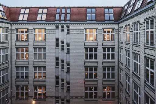 Die historische Fassade vom Michelberger Hotel in Berlin Friedrichshain