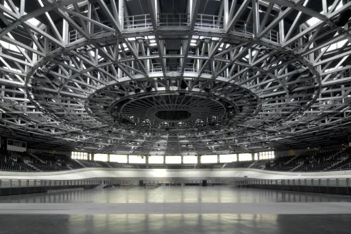 Leere, moderne Arena mit imposanter Stahlkonstruktion an der Decke