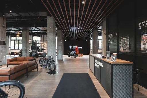 Motorrad Welt mit Holzboden, Sofas und Ausstellung von Motorrädern