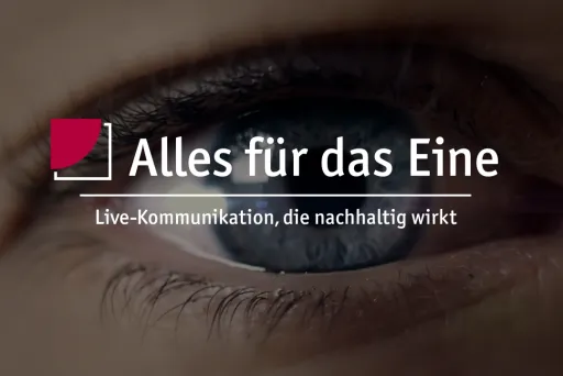 Fotografie eines Auges in Nahaufnahme im Hintergrund, die artecom Bildmarke mit dem Claim "Alles für das Eine" steht in weißer Schrift darüber und der Beschreibung unseres Kompetenzfeldes- "Live-Kommunikation, die nachhaltig wirkt"