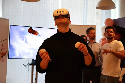 Gast nutzt Virtual-Reality-Headset von V&T Celebrations bei einem Corporate Event in Berlin