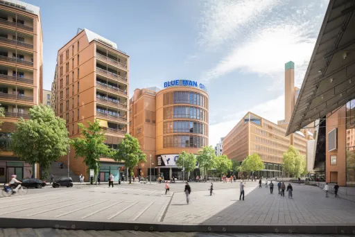 Weitläufiger Platz mit modernen orangefarbenen Gebäuden, Bäumen und Menschen bei Tageslicht.