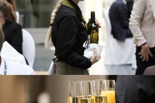 Junge Kellnerin mit Weinflasche, Tablett mit Sekt- und Wassergläsern.