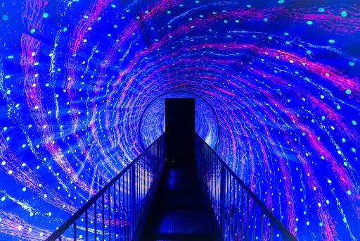 Leuchtender Gang mit spiralförmigen Lichtmustern in Blau und Lila