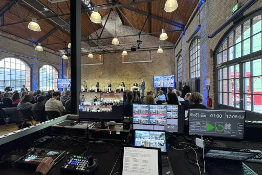 Technische Regie bei einer Tagung in Berlin mit Video-, Streaming- und Veranstaltungstechnik von TagungsPartner