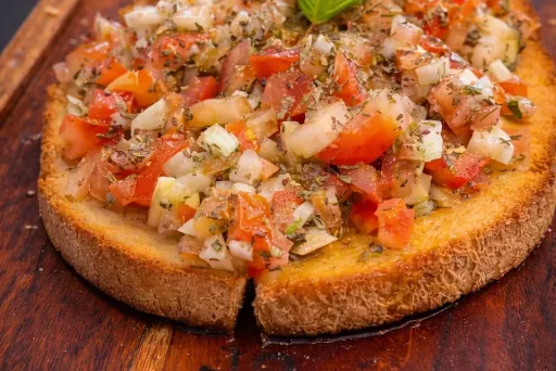 Frisch zubereitete Bruschetta mit Tomaten und Basilikum aus dem Schloss Café Berlin-Charlottenburg – italienisch-mediterrane Küche und Catering.