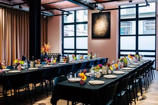 Lange Tafeln an der Fensterfront im Firespace, festlich eingedeckt für Weihnachtsfeier, Firmenfeier oder Hochzeit