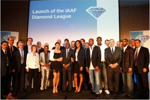 Gruppe von Menschen posiert auf Bühne bei der Präsentation der IAAF Diamond League.