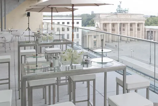 Eventausstattung, Eventwide Berlin, Balkon mit Möbeln am Pariser Platz