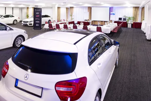 Präsentation bis sechs Pkws im Tagungsraum des Best Western Premier Airporthotel