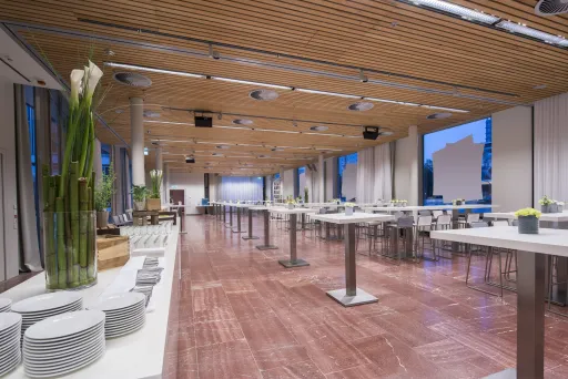 Meeting Guide Berlin Cafe Moskau Saal Almaty mit Stehtischen und Cateringbuffet