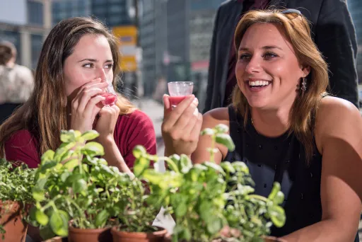 Meeting Guide Berlin Teamgeist Zwei Frauen probieren einen Smoothie