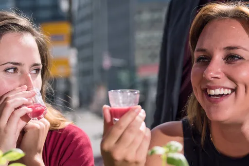 Zwei Frauen probieren einen Smoothie
